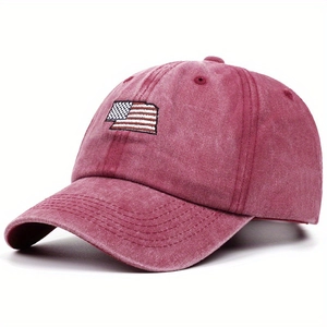 Detailaufnahme einer weinroten Baumwoll-Basecap mit USA-Flaggen-Stickerei im Vintage-Stil