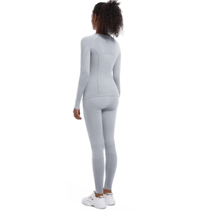 Vista posteriore del set yoga grigio senza cuciture con maglia a maniche lunghe