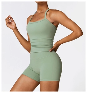 Détail de l'ensemble de yoga vert sauge avec short taille haute et débardeur dos nageur