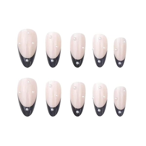 Unghie finte French rosa nude e nere con eleganti perle decorative stile vintage