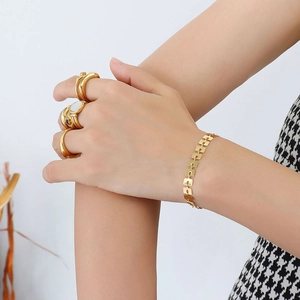 Set bracciale e anelli geometrici chic in acciaio inossidabile placcato oro 18k