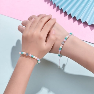 Bracelet de perles cristal macaron avec pendentif cœur et cordon ajustable sur main