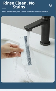 Nahaufnahme eines weiß-grauen Gummischabers, der unter einem Wasserhahn abgespült wird
