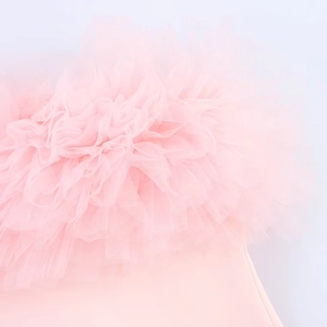 Abito corto in mesh rosa con eleganti dettagli plissettati e trama in tulle a strati