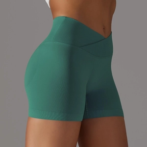Dettaglio di pantaloncini fitness a vita alta con design a V incrociato e trama a coste