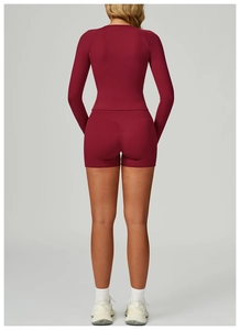 Detailsicht des weinroten Yoga-Sets mit schmalen Ärmeln und hoher Taille Sporthose