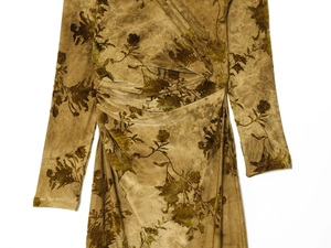 Détail d'une robe en velours marron doré avec flocage floral et texture plissée