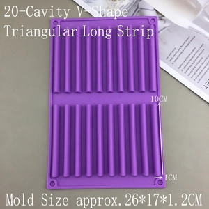 Détail du moule en silicone violet avec 20 cavités en V pour barres de chocolat