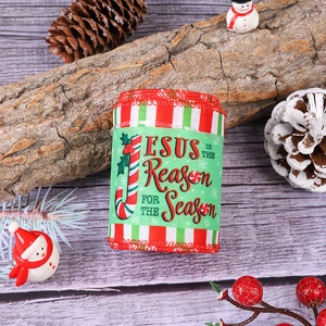 Vue détaillée du ruban de Noël avec texte religieux et bordures rayées festives