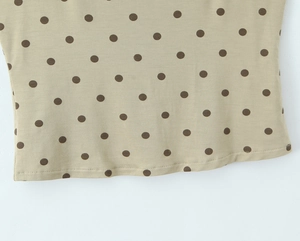 Détail de l'ourlet de la jupe à pois avec couture précise et texture en tricot doux