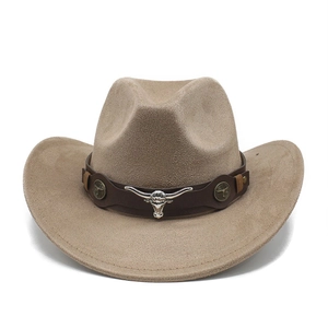 Détail d'un chapeau de cowboy en daim kaki avec bande en cuir et emblème de tête de taureau