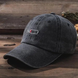Gros plan sur casquette baseball en denim gris délavé avec broderie batterie 1% rouge et blanc