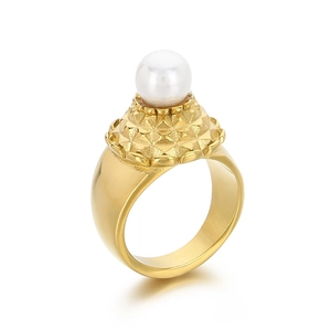 Bague imposante en acier doré avec base texturée et grande perle nacrée blanche