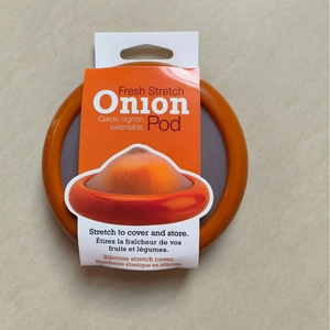 Contenedor de silicona para cebolla en naranja y púrpura con membrana elástica fresca