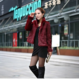 Veste ajustée en fausse fourrure bordeaux avec col montant et une coupe courte chic