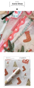 Vue détaillée du papier de soie de Noël avec motifs festifs d'étoiles et de sapins