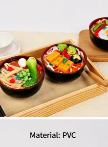 Dettaglio salvadanaio modello ramen giapponese realistico in PVC con condimenti