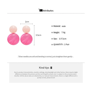 Detail specifications of pink resin double disk earrings with silver needles and marble texture