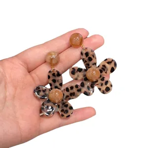 Leopard print flower earrings in resin with brown beads for a vintage fashion style