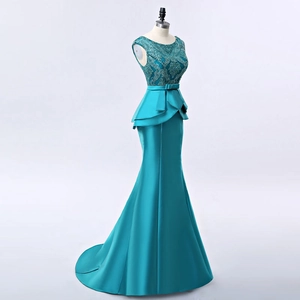 Robe de soirée sirène vert paon avec broderie en dentelle et détail basque à la taille