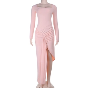 Détail d'une robe rose à manches longues, col carré, fronces et ourlet asymétrique