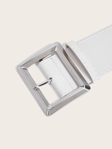Detail d'une large ceinture beige en similicuir avec boucle en metal argentee et coutures