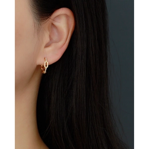 Chic S925 sterling silver chain link earrings with inlaid diamonds worn by a model