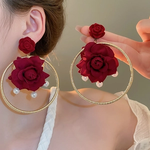 Detailweergave van vintage bordeauxrode roos creolen met hangende parels voor dames