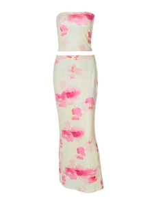 Détail de l'imprimé floral rose sur l'ensemble haut bustier et jupe longue crème