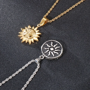 Détail du pendentif soleil vintage doré et collier argenté avec chaîne torsadée