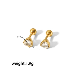 Détail de boucles d'oreilles cœur doré avec fermoir à vis et dimension de 7,7 mm