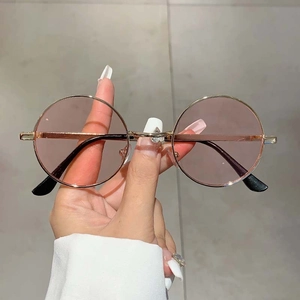 Lunettes de soleil rondes rétro en métal avec pont en cœur et verres rose clair
