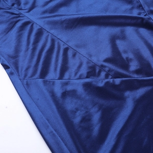 Gros plan sur le tissu en satin bleu montrant la texture et les détails des coutures