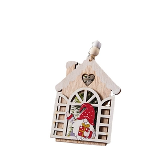 Weihnachtliche Holzhaus-Deko mit gesichtslosem Gnom und Geschenk für den Weihnachtsbaum