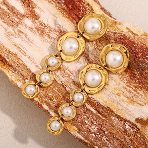 Boucles d'oreilles pendantes en acier plaqué or 18K avec texture martelée et perles