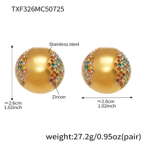 Dettaglio orecchini a sfera dorati con zirconi, dimensioni 2,6 cm e peso 27,2 g