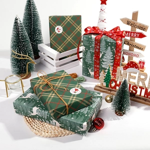 Papier cadeau de Noël avec motif à carreaux et rennes pour emballages festifs élégants