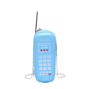 Petit sac bandoulière rétro bleu ciel en forme de téléphone avec chaîne argentée
