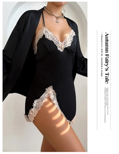 Détail de nuisette en satin noir avec dentelle beige délicate et fente latérale haute