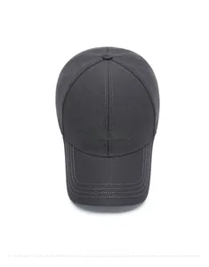 Dettaglio cappello baseball grigio scuro con ricamo e cuciture sulla visiera