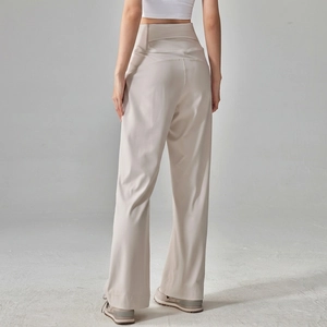 Vue détaillée du pantalon de yoga taille haute avec coutures structurelles au dos