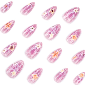 Faux ongles amande courts avec texture marbrée et motifs floraux estivaux colorés