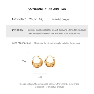 Detailed view of 18k gold plated U-shaped woven hoop earrings with 2.5cm height dimension