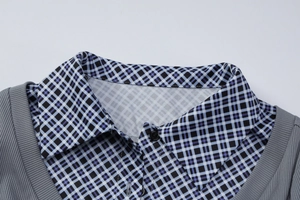 Détail du col polo à carreaux et patte de boutonnage sur un haut gris patchwork