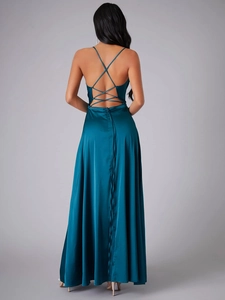 Détails des bretelles croisées et du dos nu sur une robe de soirée en satin bleu canard