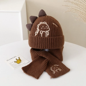 Détail d'un ensemble bonnet et écharpe en maille avec nageoires de dinosaure en 3D
