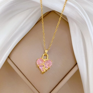 Élégant collier doré avec pendentif cœur rose et lettre A dorée sur de la soie blanche
