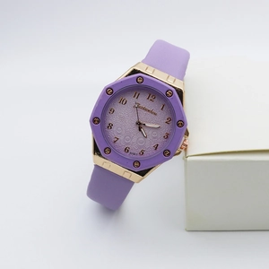 Détail du boîtier octogonal or rose avec cadran floral et bracelet en cuir violet