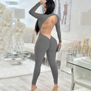 Detail eines grauen langärmeligen Jumpsuits mit offenem Rücken und Gesäß-Raffung am Po