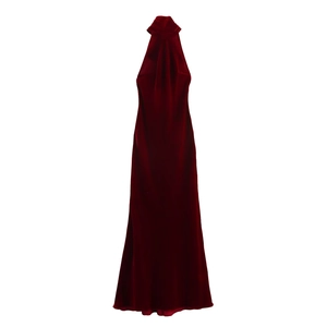 Détail d'une robe longue en velours bordeaux montrant la texture luxueuse du tissu brillant
